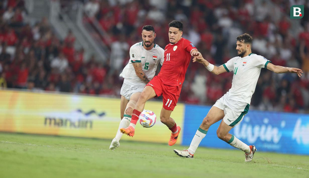 <p>Pemain Timnas Indonesia, Ragnar Oratmangoen (tengah) berusaha melewati adangan dua pemain Irak, Rebin Sulaka (kiri) dan Suad Natiq pada laga Grup F putaran kedua Kualifikasi Piala Dunia 2026 zona Asia di Stadion Utama Gelora Bung Karno (SUGBK), Senayan, Jakarta, Kamis (6/6/2024). (Bola.com/M Iqbal Ichsan)</p>