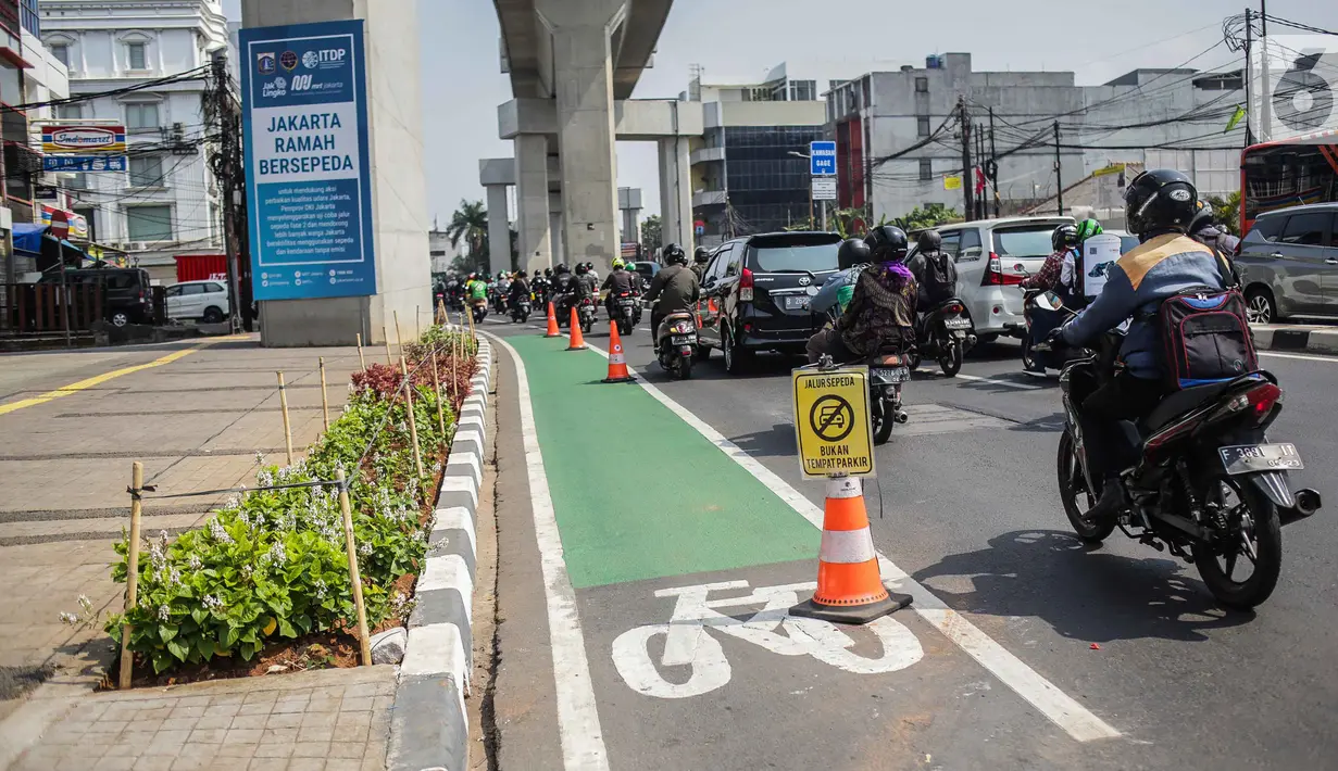Kendaraan melintas di samping jalur khusus sepeda di Jalan Fatmawati Raya, Jakarta Selatan, Rabu (30/10/2019). Pemerintah Provinsi DKI Jakarta terpaksa menunda pembangunan jalur sepeda pada 2020 yang menelan biaya sebesar Rp73,7 miliar. (Liputan6.com/Faizal Fanani)