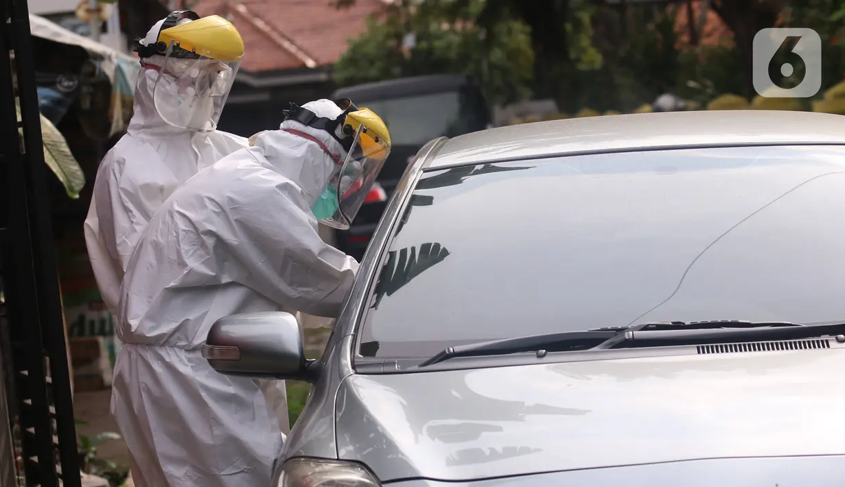 Petugas mengambil sampel spesimen saat swab test secara drive thru di halaman Laboratorium Kesehataan Daerah (LABKESDA) Kota Tangerang, Banten, Kamis (9/4/2020). Pemkot Tangerang melaksanakan swab test yang dilakukan untuk tenaga medis dan orang dalam pemantauan (ODP). (Liputan6.com/Angga Yuniar)
