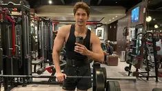 Dimas Beck merasa sudah bosan tampil dengan badannya yang terlalu kurus. Kini penampilannya pun berubah drastis semenjak ia menjaga pola makan dan hobi berolahraga gym. Belakangan ini, mantan personel Bukan Bintang Biasa itu begitu percaya diri dengan tubuh berotot. (Liputan6.com/IG/@dimasbeck)