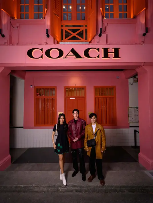 Keduanya bersanding di depan Coach Play Singapore Shophouse bersama Yasmine Napper. Gerai konsep pertama di Asia dengan konsep imersif yang terinspirasi dari semangat kota New York dan budaya lokal masyarakat sekitar. [Foto: Dok. Coach]