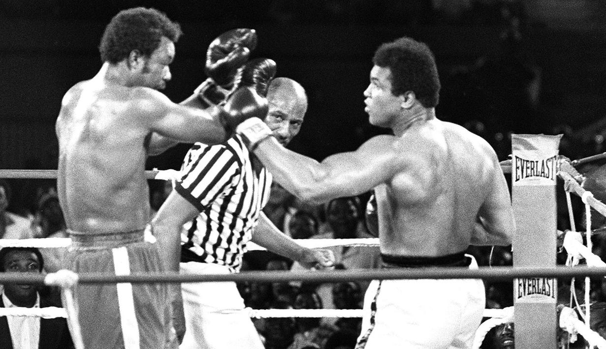Muhammad Ali menang KO melawan George Foreman dalam laga bertajuk Rumble in the Jungle di Kinshasa, Zaire, yang disaksikan 60 ribu orang di stadion dan jutaan orang melalui televisi. (30/10/1974). (AFP)