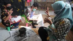 Anak berkebutuhan khusus (ABK) penyandang tunarungu belajar membatik yang diselenggarakan oleh Yayasan Griya Bina Karya di gerai ABK UMKM di Pasar Gintung, Ciputat, Tangsel, Minggu (2/10/2021). Kegiatan ini dalam rangka memperingati Hari batik Nasional 2 Oktober. (merdeka.com/Arie Basuki)