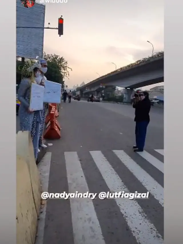 5 Potret Prewedding Lutfi Agizal dan Nadya Indry Pakai Baju Adat di Jalan Raya, Curi Perhatian