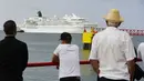 Warga menyaksikan kedatangan kapal pesiar MS Amadea dengan sekitar 500 turis dari berbagai negara Eropa di pelabuhan El Guamache di Isla Margarita, negara bagian Nueva Esparta, Venezuela (3/1/2023). Kapal pesiar Jerman MS Amadea adalah yang pertama tiba di Venezuela Pulau Karibia setelah 15 tahun. (AFP/Gustavo Granado)