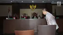 Mantan Kepala BPPN, Syafruddin Arsyad Temenggung bersiap menjalani sidang perdana di Pengadilan Tipikor Jakarta, Senin (14/5). Agenda sidang perdana merupakan pembacaan surat dakwaan oleh jaksa KPK. (Liputan6.com/Helmi Fithriansyah)
