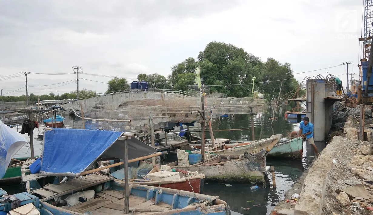 Suasana pembangunan  tanggul pantai di Kamal Muara, Jakarta, Rabu (26/12). Pembangunan tanggul pantai di Kamal Muara dengan panjang 740 meter yang akan rampung pada 2020. (Liputan6.com/Herman Zakharia)