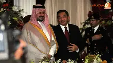 Wamenhan RI Sjafrie Sjamsoeddin (kanan) berbincang akrab dengan Wamenhan Arab Saudi Salman bin Sultan bin Abdul Azizal Saudi di Jakarta (Liputan6.com/Helmi Fithriansyah). 