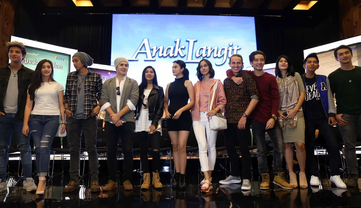 Sinetron Anak Langit, sinetron yang dibintangi oleh Ammar Zoni dan Ranty Maria. Dua pasangan kekasih itu main dalam satu judul. Ammar bahkan dengan membawa model trend rambut baru tahun ini. (Nurwahyunan/Bintang.com)