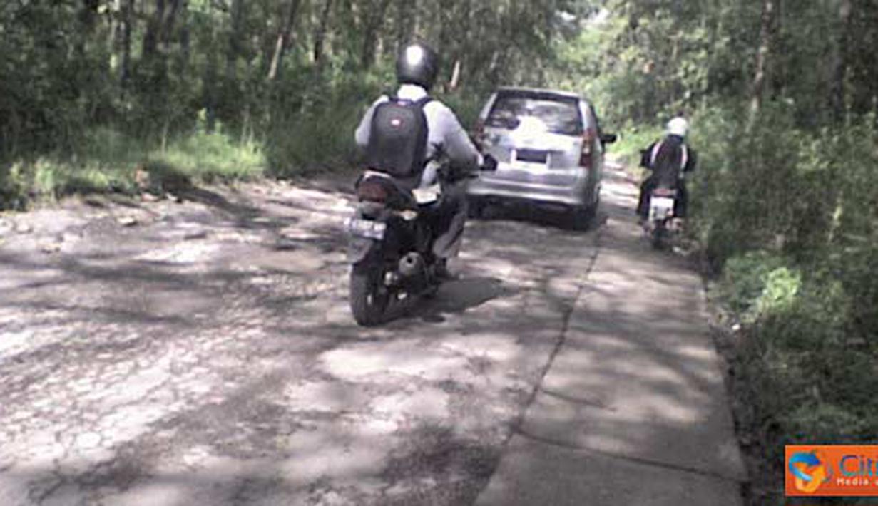 Citizen6, Lamongan: kendaraan bermotor roda dua dan roda empat saat melintasi jalan di Lamongan  yang rusak. (Pengirim: LandaxNocturnal Zaen)