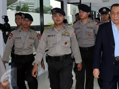 Wakil Ketua MKD, Kahar Muzakir dikawal polisi saat meninggalkan ruang sidang kasus dugaan pelanggaran etik Ketua DPR Setya Novanto di komplek Parlemen, Senayan, Jakarta, Selasa (1/12/2015). (Liputan6.com/Johan Tallo)