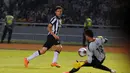Penjaga gawang ISL All Stars, Teguh Amriruddin, berjibaku menahan serangan pemain muda Juventus saat berlaga di Stadion GBK Jakarta, (6/8/2014). (Liputan6.com/Helmi Fithriansyah)