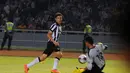 Penjaga gawang ISL All Stars, Teguh Amriruddin, berjibaku menahan serangan pemain muda Juventus saat berlaga di Stadion GBK Jakarta, (6/8/2014). (Liputan6.com/Helmi Fithriansyah)