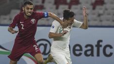 Gelandang Timnas Indonesia, Egy Maulana, ditarik wajahnya oleh bek Qatar, Nasir Baksh, pada laga AFC U-19 Championship di SUGBK, Jakarta, Minggu (21/10). Indonesia kalah 5-6 dari Qatar. (Bola.com/Vitalis Yogi Trisna)