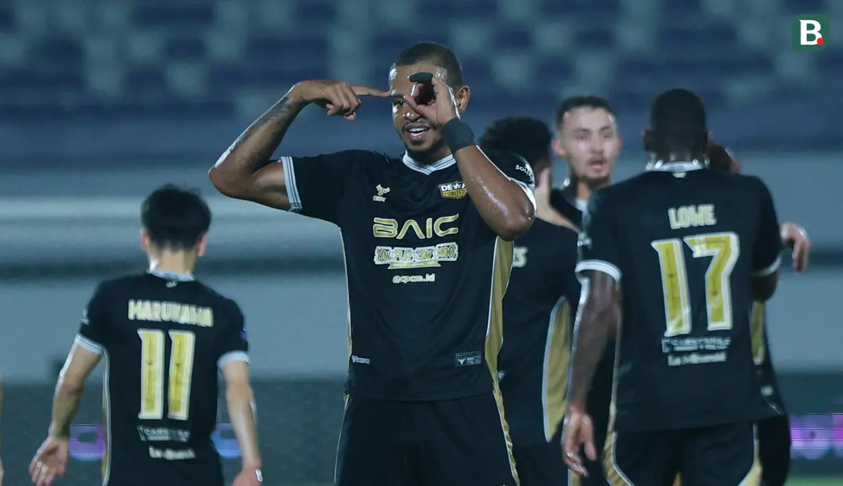 Pemain Dewa United, Alex Martins, melakukan selebrasi setelah mencetak gol ke gawang Borneo FC dalam pekan ke-22 BRI Super League 2025/2026 di Stadion Indomilk Arena, Tangerang, pada Minggu (22/2/2026). (Bola.com/M Iqbal Ichsan)
