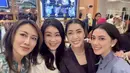 Aliya Rajasa tampil lebih kasual mengenakan atasan outer model kimono warna ungu dengan inner tank top hitam. Tidak terlihat ia membawa tas model apa. [@tasya_zaidi]