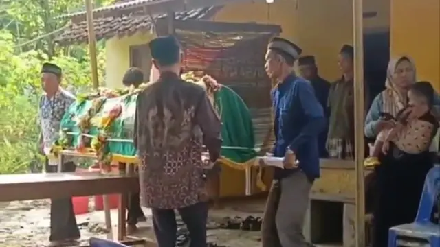 Proses pemakaman Mbah Slamet