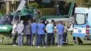 Neymar dibawa dengan tandu menuju helikopter di lapangan tempat latihan di Granja Comary, Brasil, Sabtu (5/7/14). (REUTERS/Marcelo Regua)  