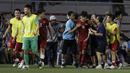 Para pemain Vietnam U-22 merayakan gol yang dicetak Nguyen Hoang Duc ke gawang Timnas Inndonesia U-22 pada laga SEA Games 2019 di Stadion Rizal Memorial, Manila, Minggu (1/12). Indonesia kalah 1-2 dari Vietnam. (Bola.com/M Iqbal Ichsan)