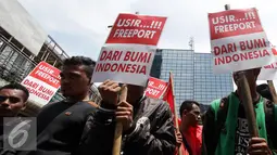 Sejumlah demonstran membawa spanduk saat menggelar aksi unjuk rasa di depan kantor Freeport, Jakarta, Rabu (26/11). Dalam aksinya mereka menuntut agar pemerintah tidak memperpanjang kontrak dengan Freeport. (Liputan6.com/Helmi Afandi)