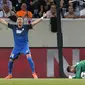 Protes pemain Hoffenheim, Sandro Wagner (kiri) saat gagal menjebol gawang Liverpool yang dikawal Simon Mignolet pada kualifikasi Liga Champions di Rhein-Neckar-Arena, Sinsheim, (15/8/2017). Liverpool menang 2-1.  (AP/Michael Probst)