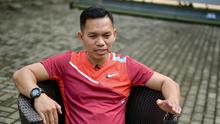 Hendra Basir di sela memimpin sesi latihan atlet panjat tebing Indonesia jelang Olimpiade Paris 2024 di Bekasi. (AFP/Bay Ismoyo)