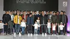 Sejumlah model dan artis berpose usai berjalan diatas catwalk dalam pagelaran Jakarta Fashion Week 2018 di Senayan City, Jakarta, Rabu (25/10). (Liputan6.com/Herman Zakharia)