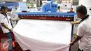 Petugas menunjukan mesin pengering saat pameran di Expo Clean & Expo Laundry di Jakarta, Kamis (6/4). Pameran tersebut diselenggarakan pada 7-9 April 2016 dan menampilkan 300 exhibitor dari dunia kebersihan dan laundry. (Liputan6.com/Faizal Fanani)