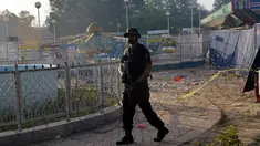 Petugas polisi Pakistan berjaga di lokasi bom bunuh diri di taman Gulshan e Iqbal Park di Lahore, Pakistan, Senin (28/3). Korban tewas akibat ledakan bom tersebut mencapai sekitar 69 orang. (AFP/ARIF ALI)