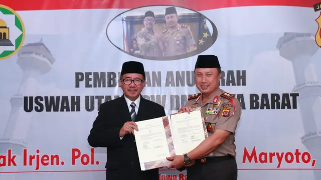 Kapolda Jawa Barat Irjen Agung Budi Maryoto mendapat anugerah  Uswah Utama dari DMI Jabar.