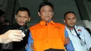 Ketua DPRD Muba Riamon Iskandar saat di tahan oleh komisi Pemberantasan Korupsi , Selasa (15/12). Riamon menjadi tersangka kasus dugaan suap DPRD Kabupaten Musi Banyuasi. (Liputan6.com/Helmi Afandi)