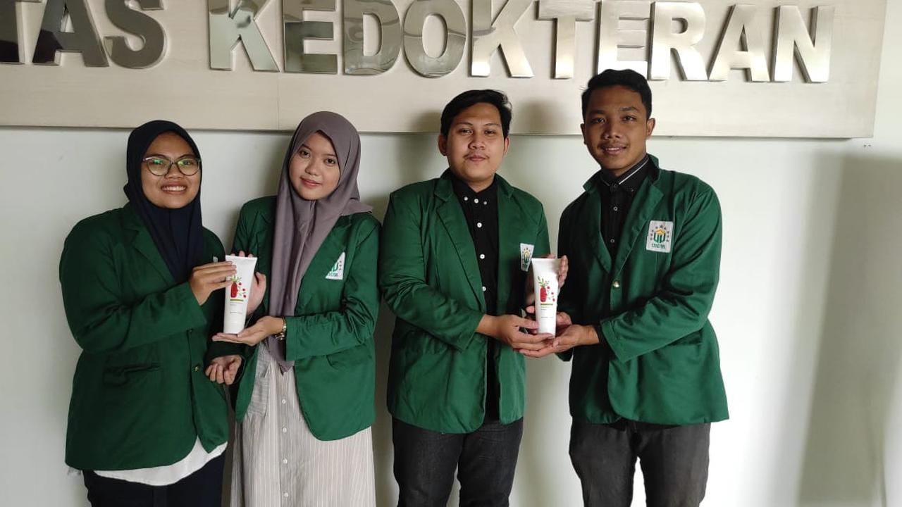 Mahasiswa Fakultas Kedokteran Universitas Nahdlatul Ulama Surabaya (Unusa) sukses mengolah biji buah delima menjadi body cream. (Istimewa).
