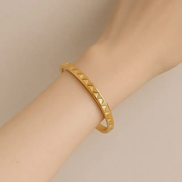Model Gelang Emas Bangle Terbaru yang Cocok untuk Tangan Kecil