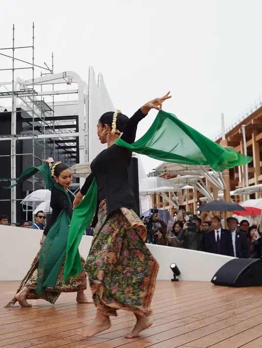 Dalam kesempatan ini, Ariel Tatum mengenakan kebaya hitam klasik.  [@arieltatum].