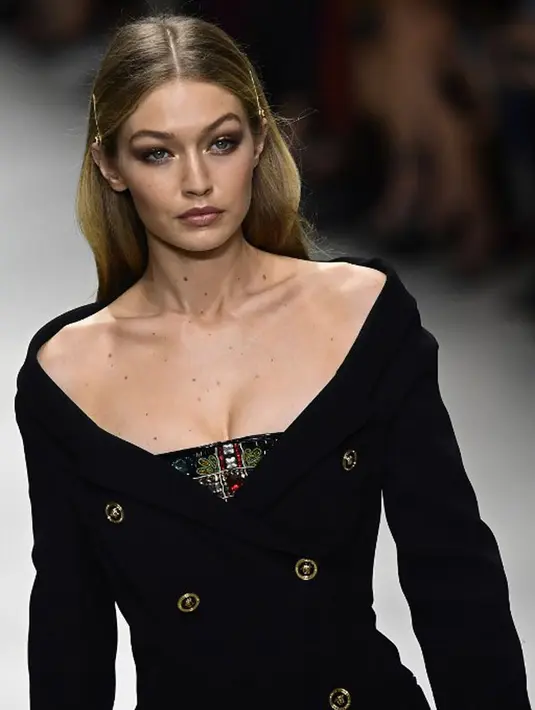 “Laura, aku sangat benci untuk perhatian pada kamu, tapi perlu aku memberitahumu kalau kamu sangat bodoh,” tulis Gigi Hadid. (AFP/Miguel Medina)