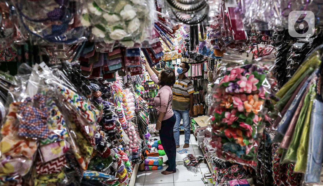 Aktivitas salah satu lapak di Pasar Gembrong Baru, Cipinang, Jakarta, Jumat (25/9/2020). Para pedagang mengatakan akibat pandemi covid-19 ini omzetnya turun hingga 80 persen, mereka pun berharap masih diperbolehkan berjualan meski PSBB Jakarta kembali diperpanjang. (Liputan6.com/Faizal Fanani)