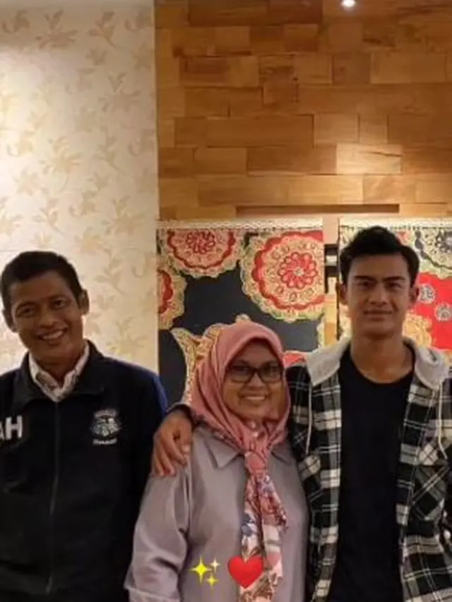 6 Momen Pratama Arhan Bersama Orang Tuanya, Selalu Rangkul Pundak Ibu Ketika Foto
