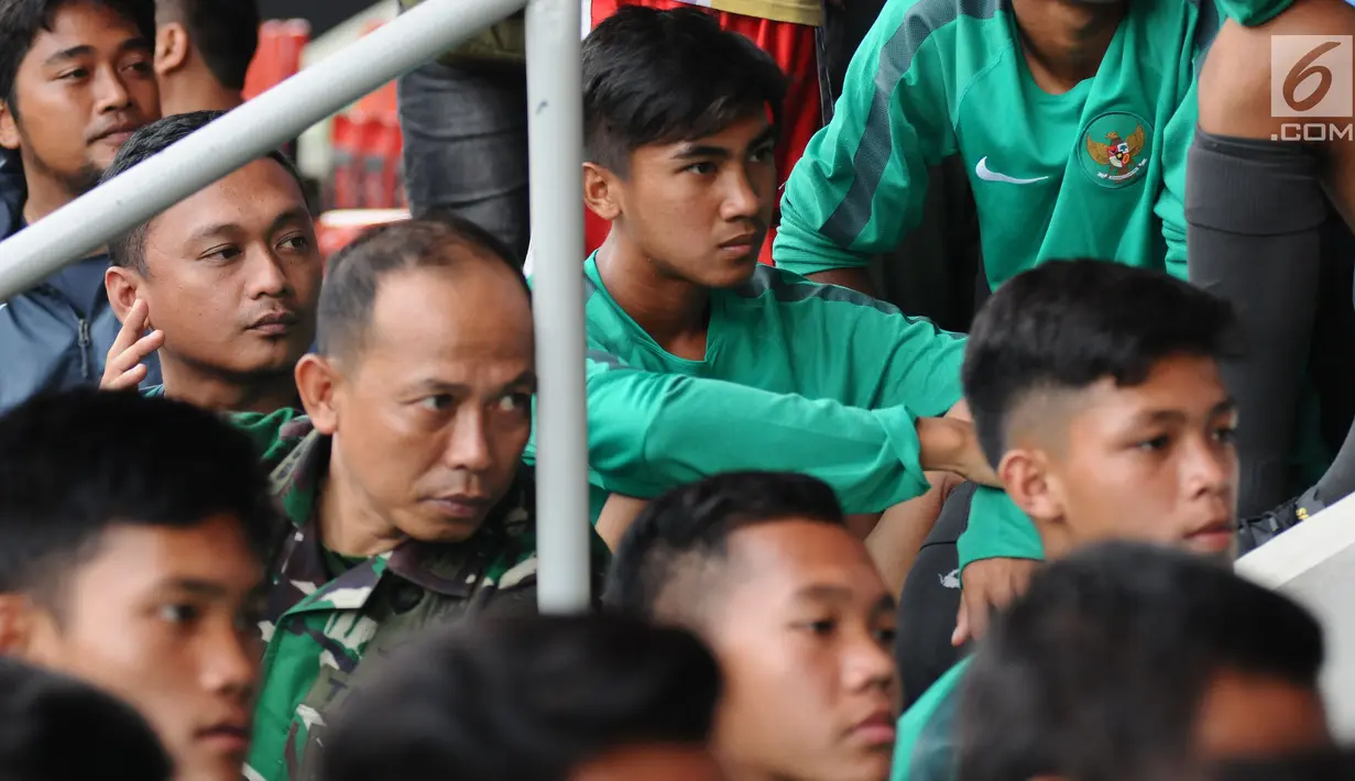 Pemain Timnas Indonesia U-16 saat nonton bareng laga Timnas U-19 melawan Brunei pada fase grup Piala AFF U-18 jelang pelepasan di Lapangan Atang Sutresna, Jakarta, Rabu (13/9). Timnas U-19 unggul 8-0 atas Brunei. (Liputan6.com/Helmi Fithriansyah)