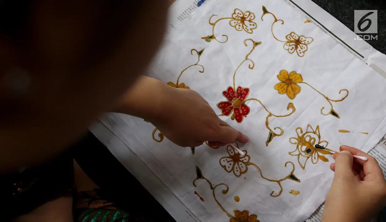 Seorang penyandang disabilitas memberi warna saat belajar membuat batik di Rumah Batik, Palbatu, Jakarta, Senin (2/10). Kegiatan tersebut dalam rangka memperingati hari Batik Nasional. (Liputan6.com/JohanTallo)
