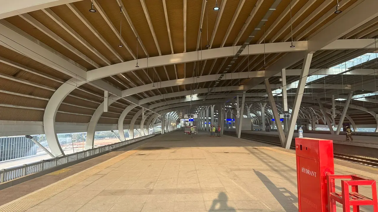 Bagian dalam bangunan stasiun kereta cepat Jakarta Bandung tersebut dipastikan dalam kondisi baik dan seluruh fungsi dapat berjalan normal usai terbakar di bagian atap peron.