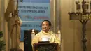 Pemimpin Misa Natal Pastor kepala paroki Hani Rudi Hartoko saat berkhotbah Misa Natal 2018 di Gereja Katedral, Jakarta, Senin (24/12). Misa Natal 2018 mengusung tema "Yesus Kristus Hikmat Bagi Kita”. (Liputan6.com/Herman Zakharia)