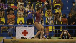 Pesenam andalan Indonesia yakni Rifda Irfanaluthfi tampil menjanjikan di nomor yang sama. Rifda berhasil meraih medali emas senam artistik untuk nomor all-around (semua alat) setelah menjadi yang terbaik pada SEA Games Vietnam. (Bola.com/Ikhwan Yanuar)
