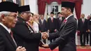 Presiden Joko Widodo (kanan) saat memberikan gelar Pahlawan Nasional kepada ahli waris di Istana Negara, Jakarta, Jumat (8/11/2019). Jokowi memberikan gelar Pahlawan Nasional kepada enam tokoh yang dianggap berjasa untuk Indonesia. (Foto: Lukas-Biro Pers Sekretariat Presiden)