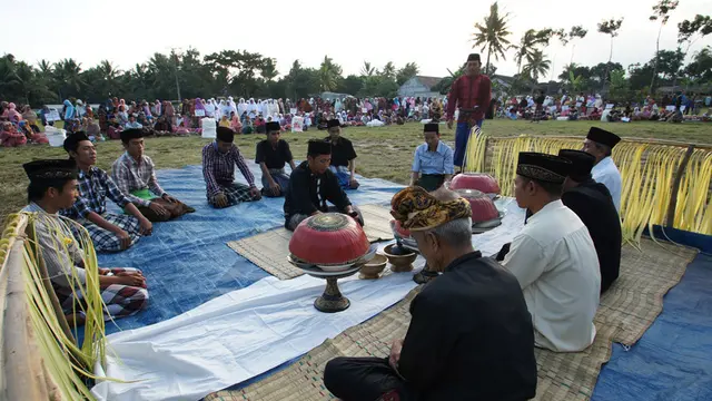 ilustrasi tradisi ngejot/toliqfoto2.blogspot.com