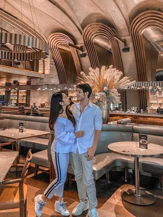 Meski terpaut usia 4 tahun, tak menghalangi cinta mereka. Naufal yang lebih muda dari Dinda pun tak segan memberikan sesuatu yang romantis untuk sang kekasih. Hubungan mereka tampak begitu harmonis. (Liputan6.com/IG/@dindakirana.s)