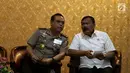 CdM Indonesia untuk Asian Games Komjen Syafruddin (kiri) berbincang dengan Waketum I KONI Suwarno (kanan) saat rapat koordinasi Asian Games 2018 di Jakarta, Jumat (12/1).  (Liputan6.com/Angga Yuniar)