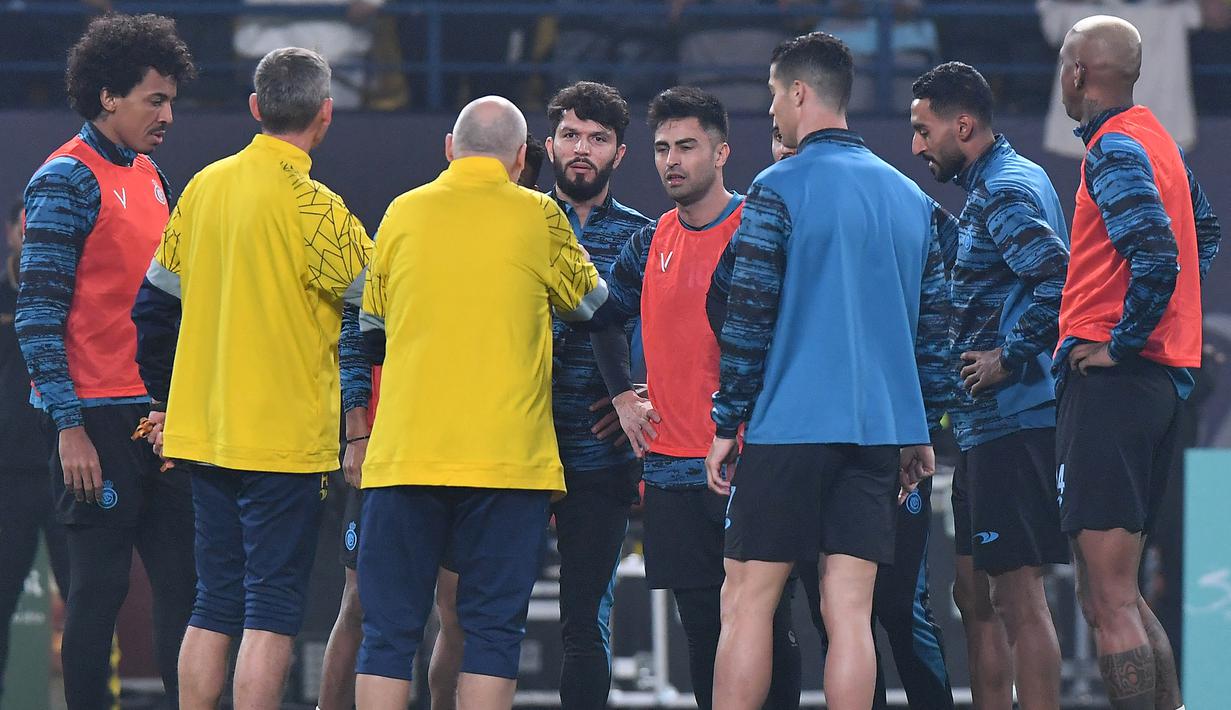 Sebagai pemain profesional, Cristiano Ronaldo telah berlatih rutin bersama rekan-rekannya meski laga debutnya tertunda. Tentu ia juga ingin menampilkan aksi terbaiknya saat debut menghadapi PSG maupun Al Ettifaq sebagai lembaran baru karier sepak bolanya di luar Eropa. (AFP)
