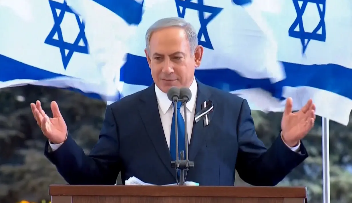 Perdana Menteri Israel Benjamin Netanyahu memberikan testimoni pada pemakaman mantan Presiden Israel Shimon Peres di Yerusalem Jumat (30/9). Peres meninggal dunia karena terkena stroke di usia 93 tahun. (REUTERS)