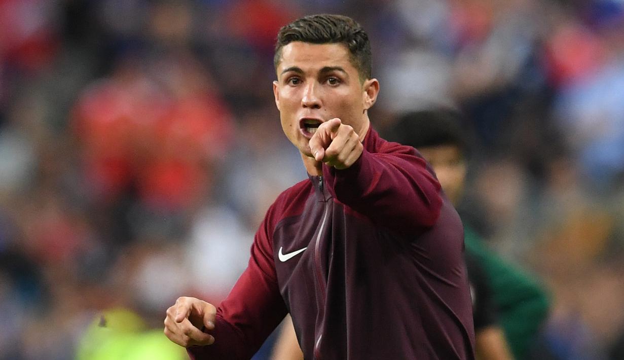 Cristiano Ronaldo saat memberikan motivasi kepada pemain Portugal saat melawan Prancis di laga Final Euro 2016 di Stade de France pada 10 Juli 2016. Portugal menang 1-0 atas Prancis. (AFP/Francisco Leong)