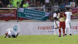 Kapten Timnas U-22, Hansamu Yama bersujud syukur usai laga grup B SEA Games 2017 melawan Vietnam di Stadion Selayang, Selangor, Malaysia, Selasa (22/8). Indonesia menahan Vietnam dengan tampil sepuluh pemain sejak menit ke-60. (Liputan6.com/Faizal Fanani)
